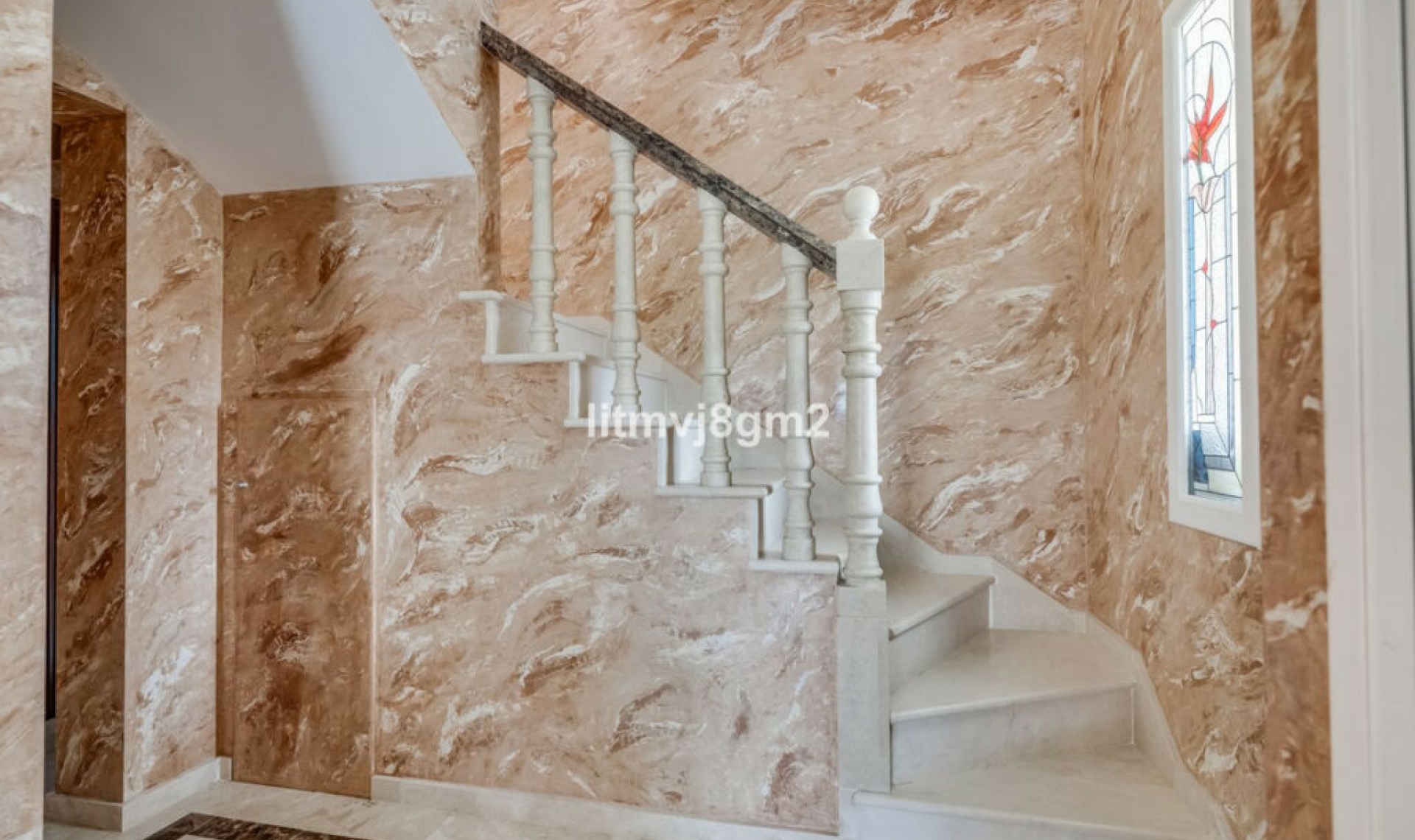 Resale - House -
Artola