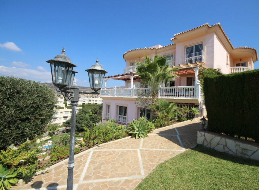 Resale - House -
Artola