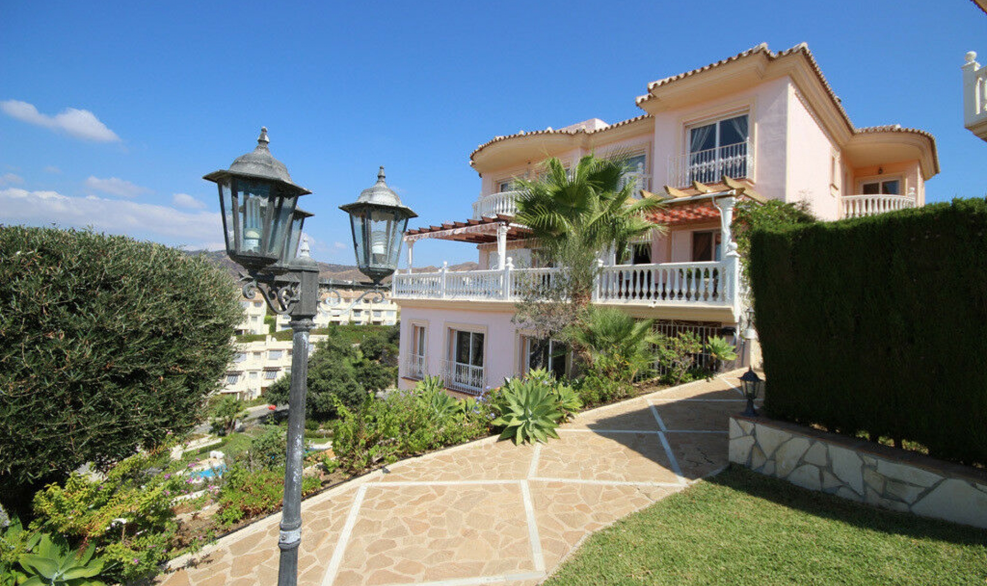 Resale - House -
Artola