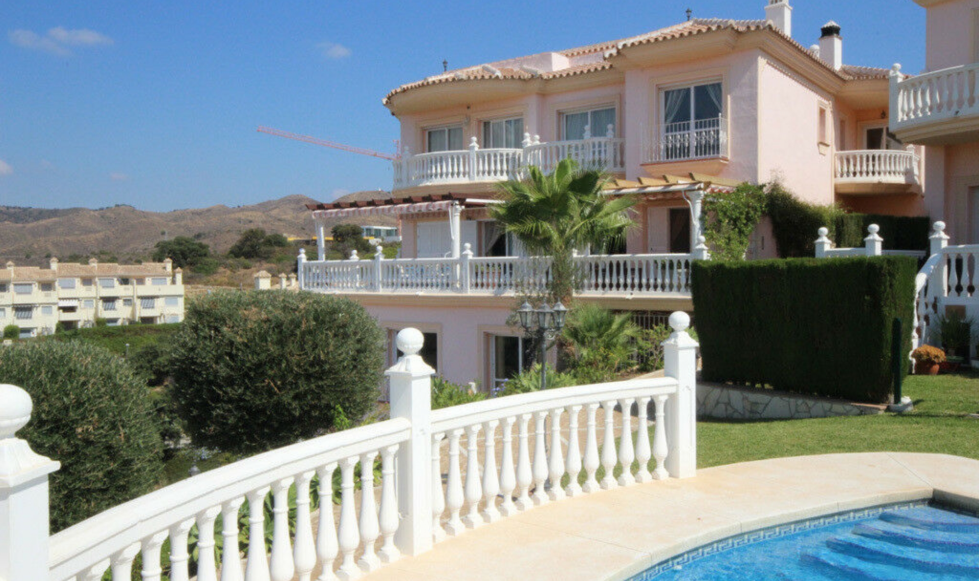 Resale - House -
Artola