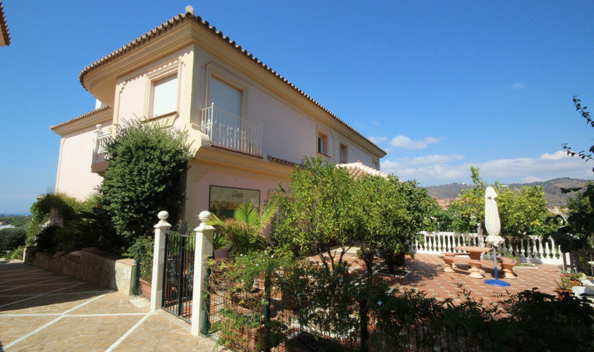 Resale - House -
Artola