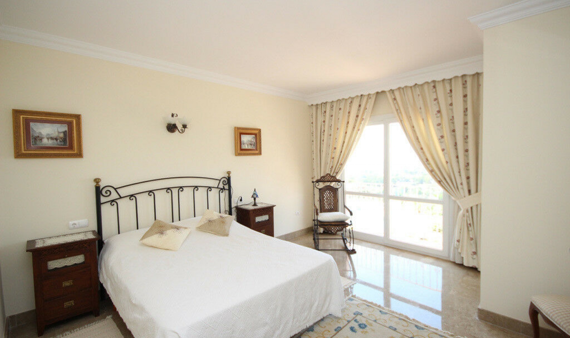 Resale - House -
Artola