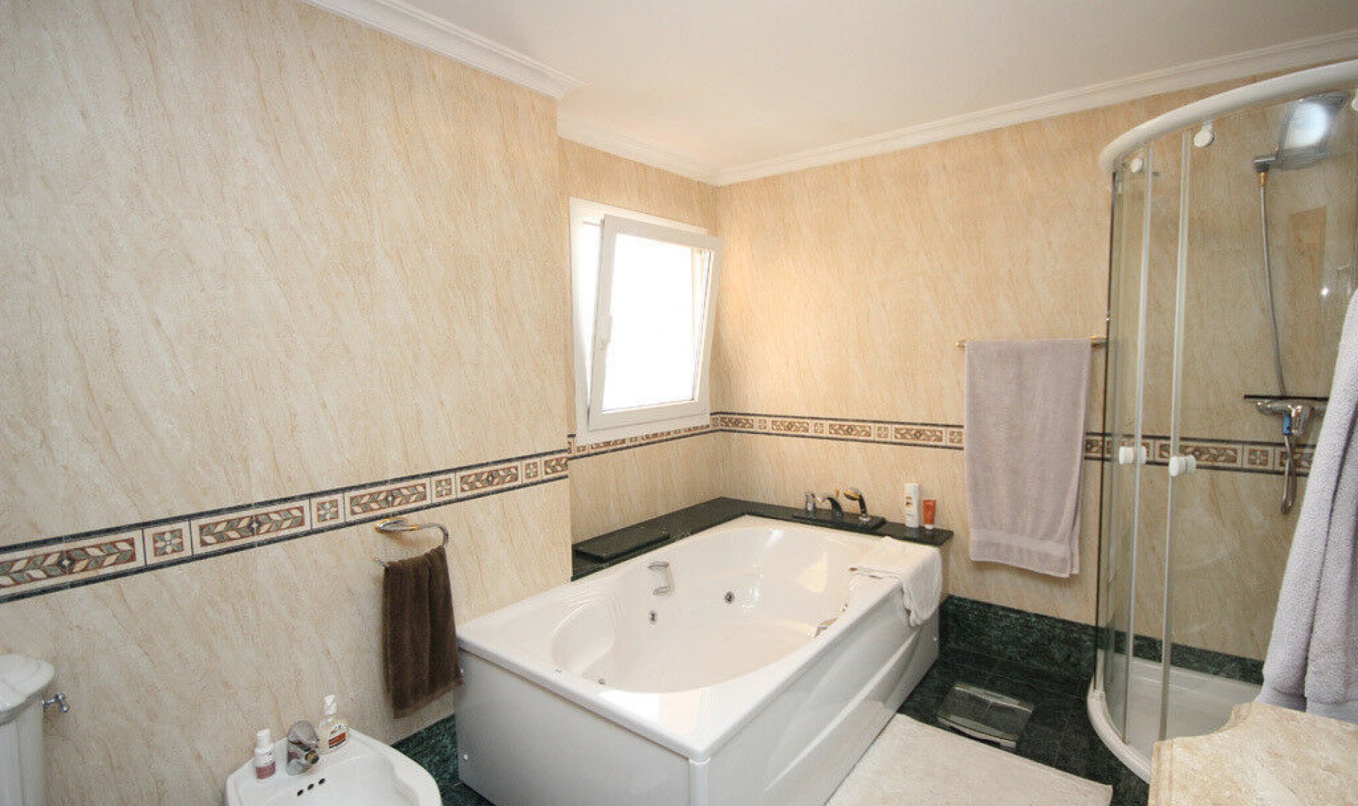 Resale - House -
Artola