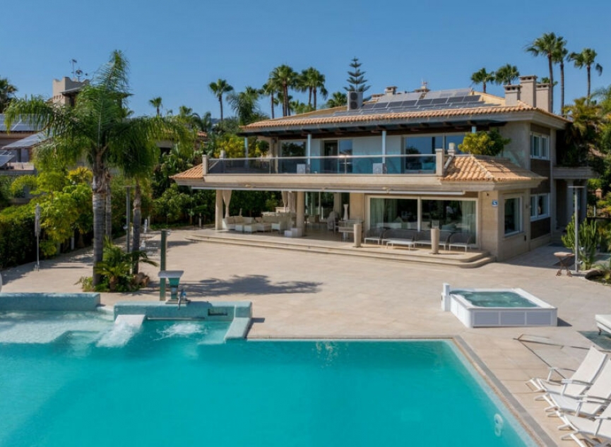 Resale - House -
Bahía de Marbella