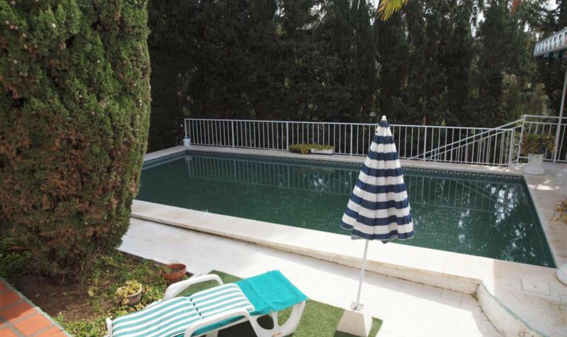 Resale - House -
Benagalbon