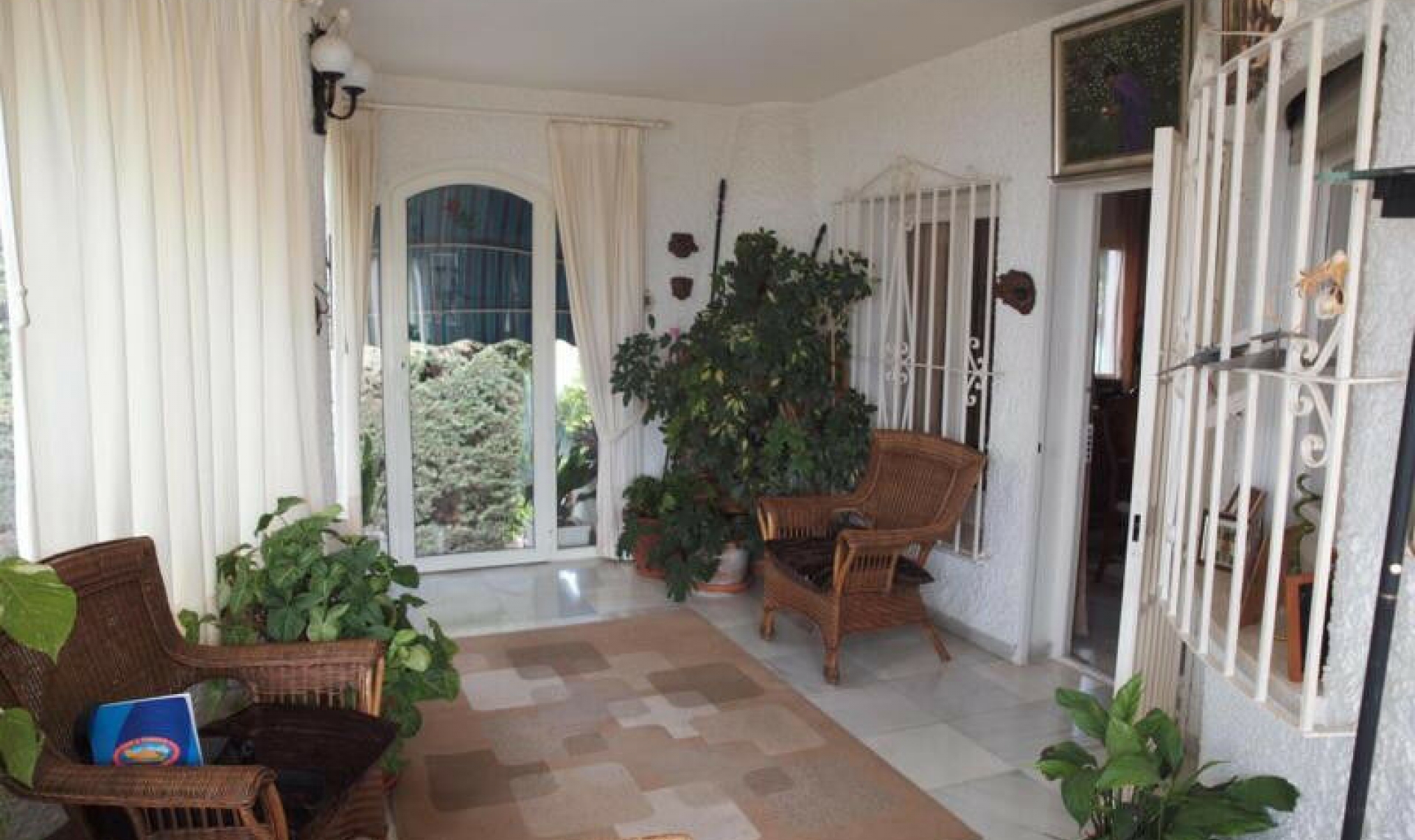 Resale - House -
Benagalbon