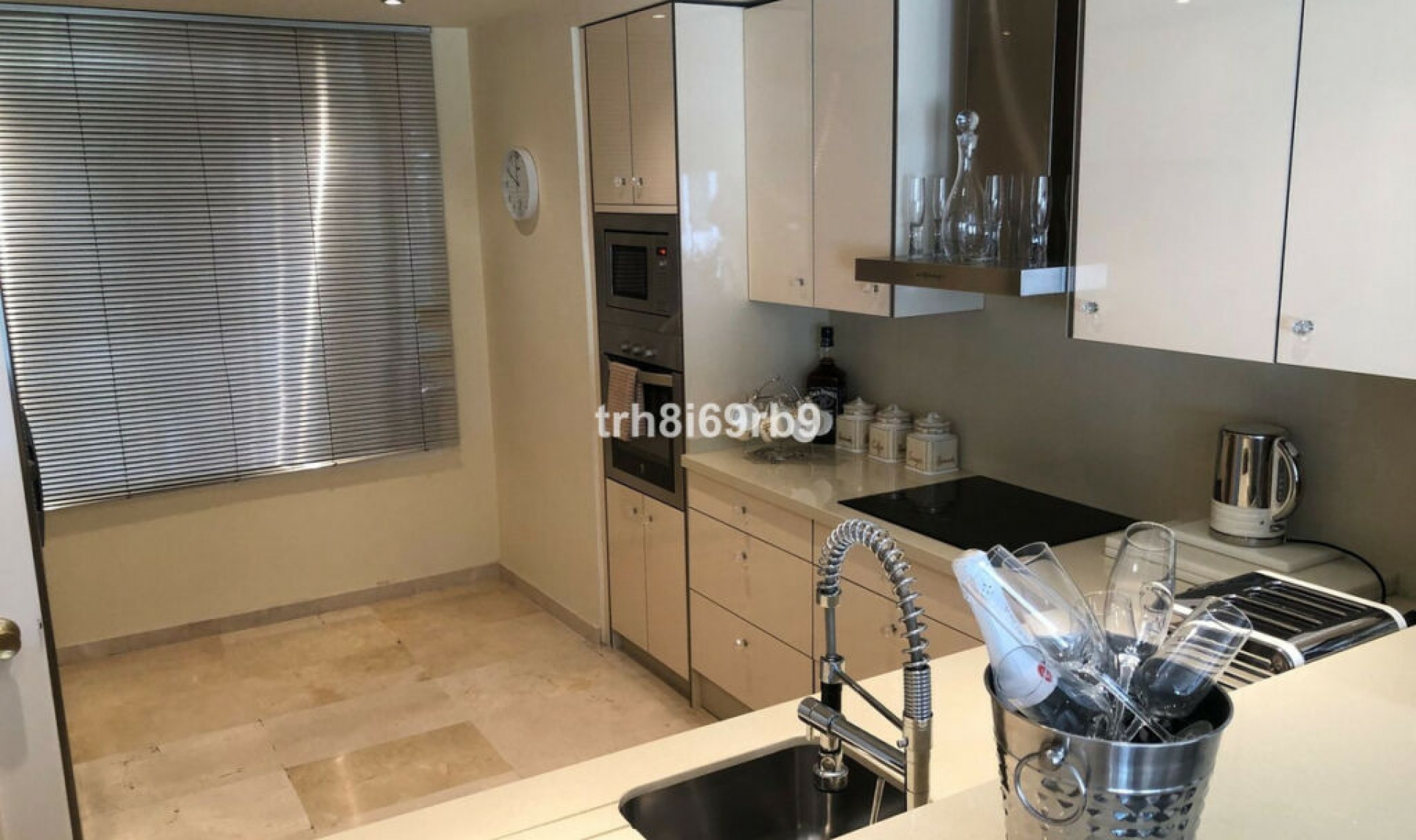 Resale - House -
Benamara