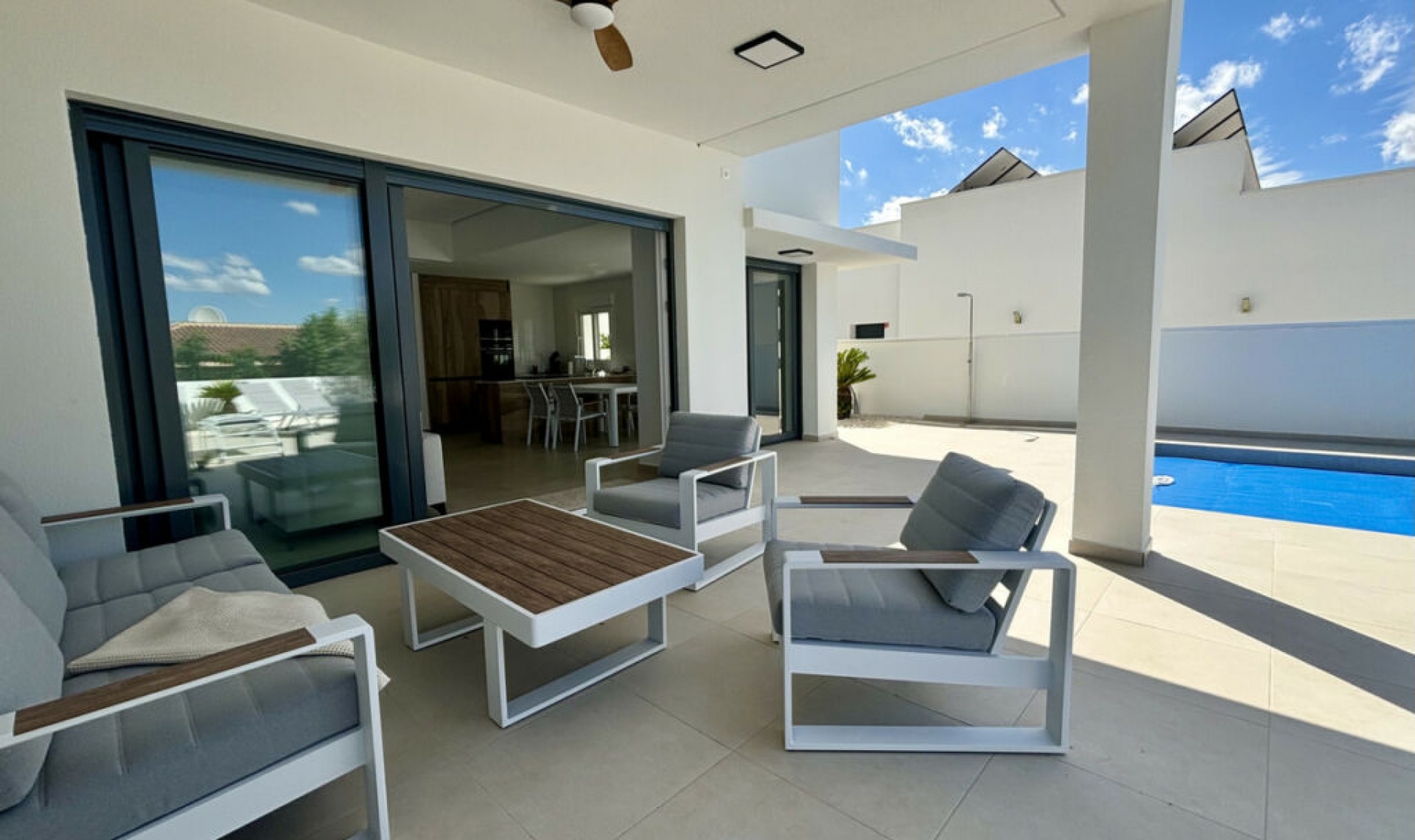 Resale - House -
Benijofar