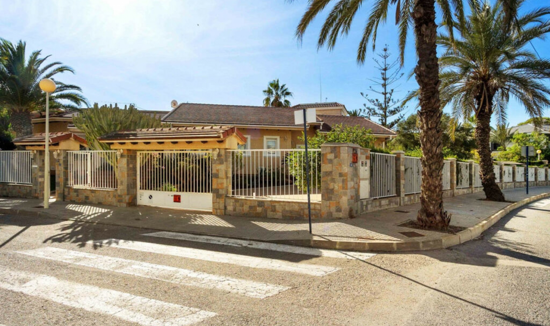 Resale - House -
Cabo Roig