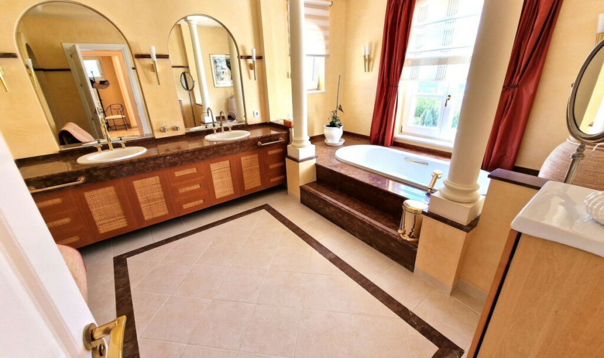 Resale - House -
Calahonda