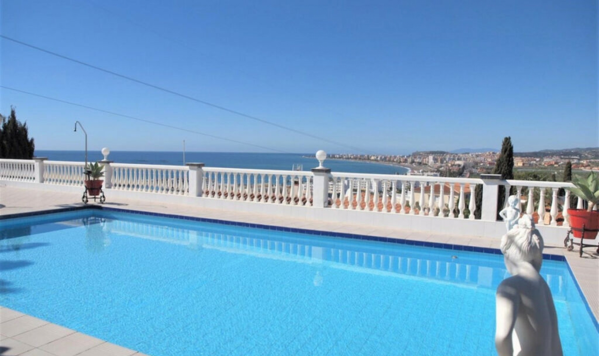 Resale - House -
Caleta de Vélez