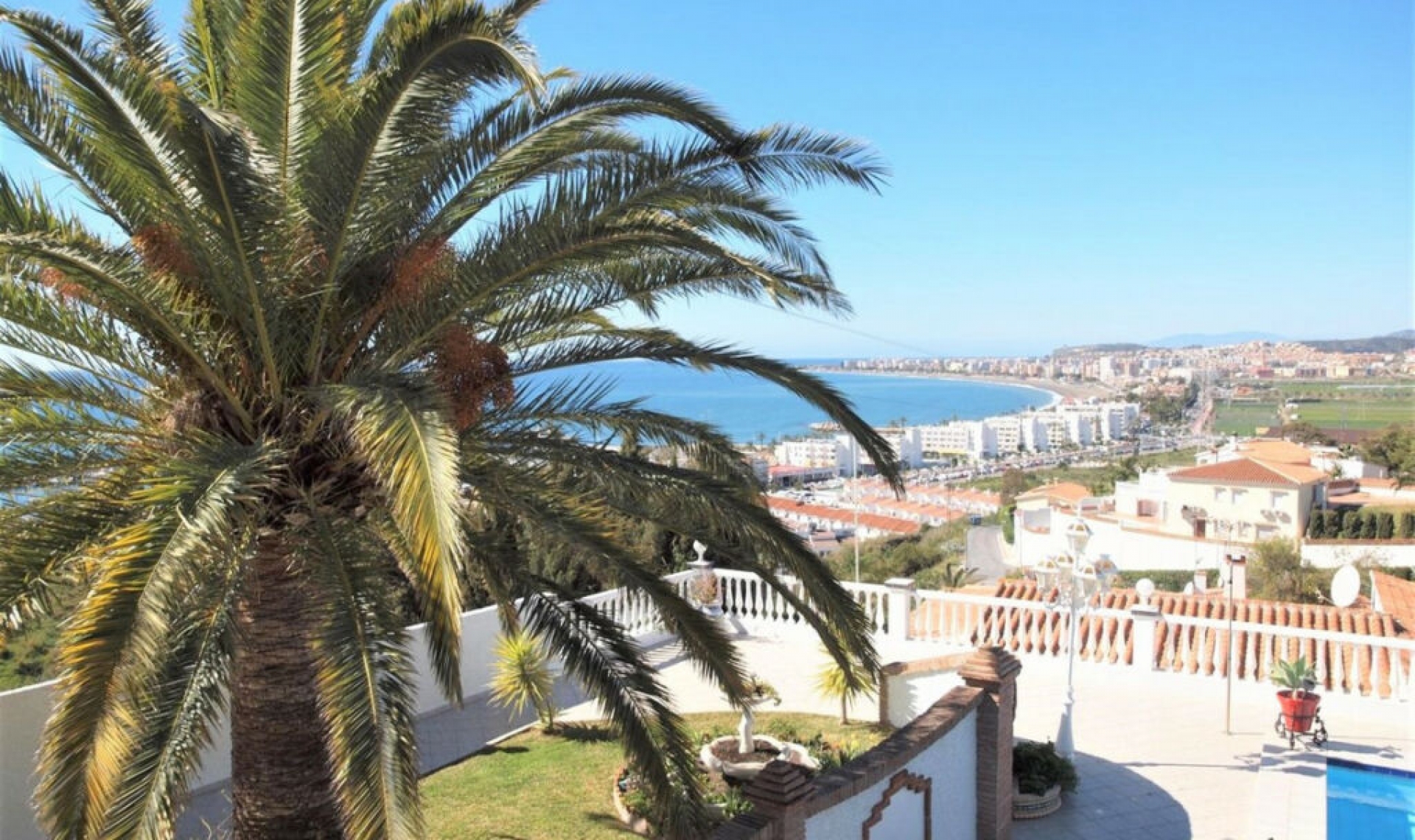 Resale - House -
Caleta de Vélez