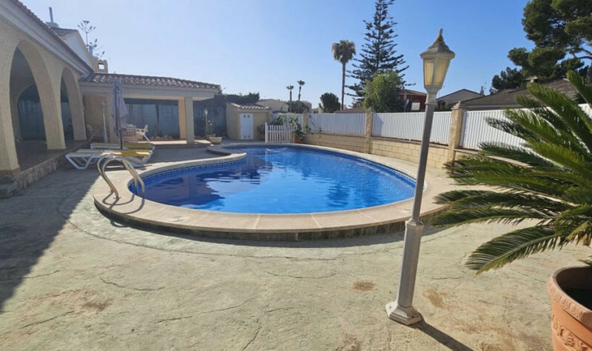 Resale - House -
Campoamor