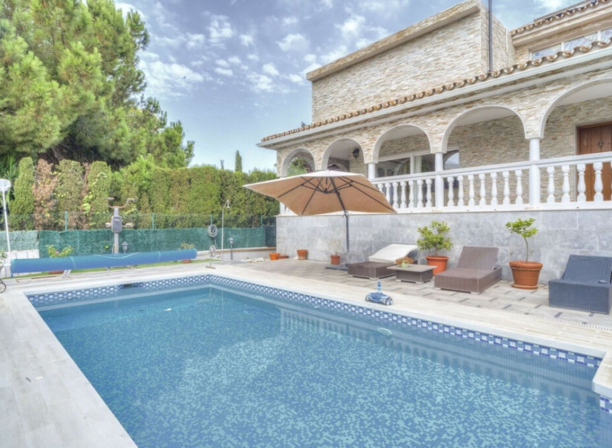 Resale - House -
Carib Playa
