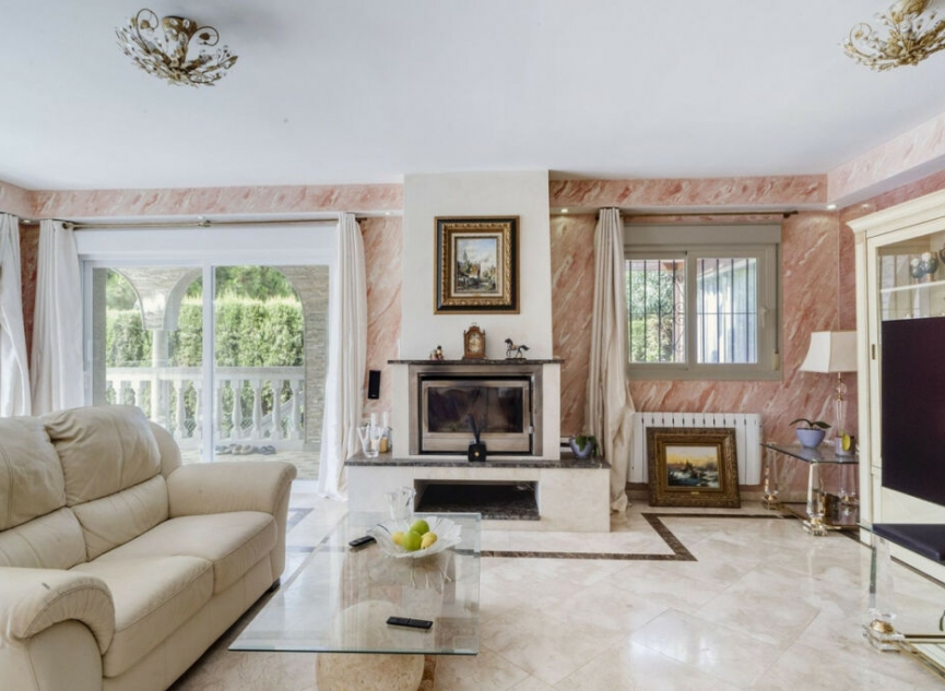 Resale - House -
Carib Playa