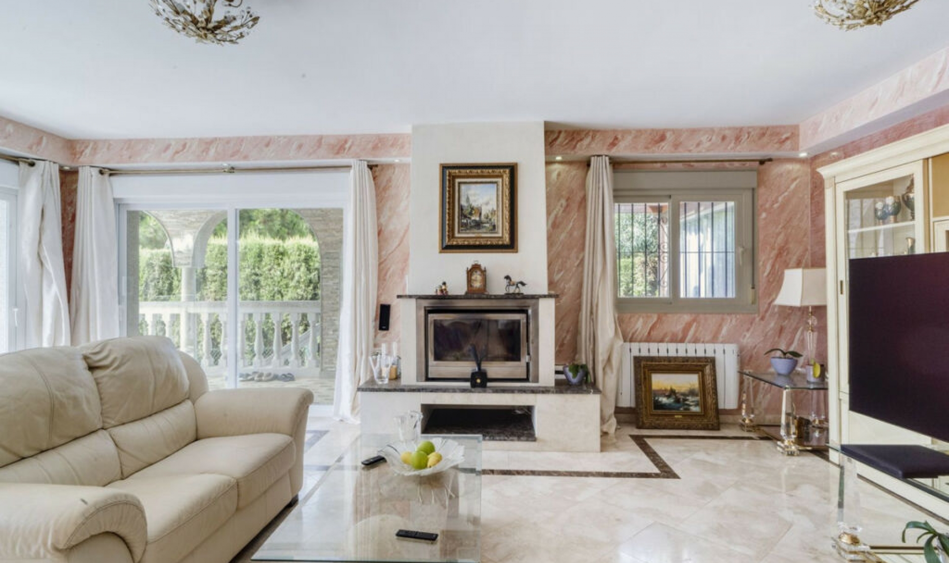 Resale - House -
Carib Playa