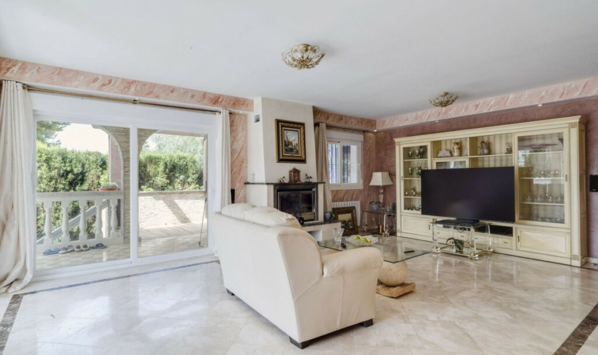 Resale - House -
Carib Playa