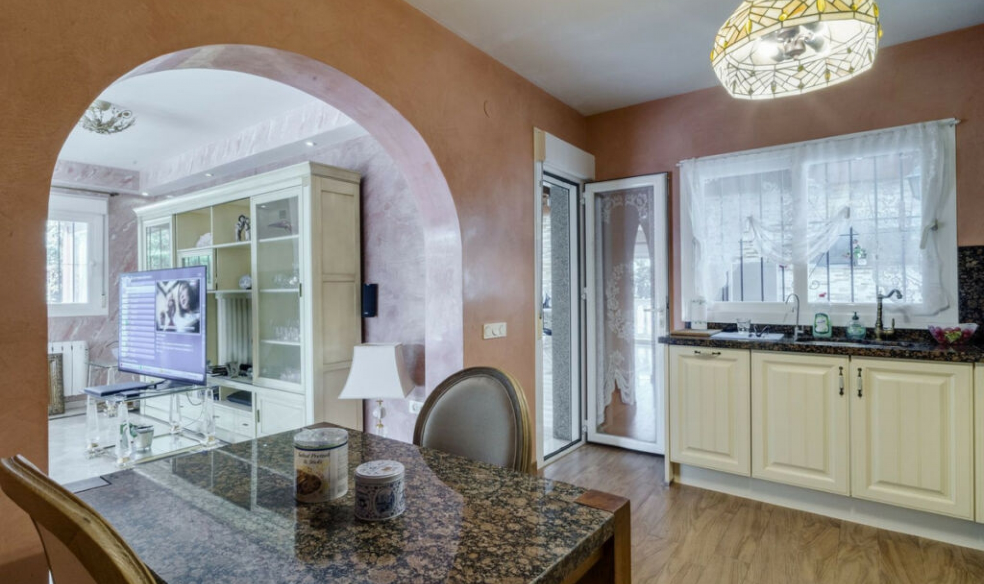 Resale - House -
Carib Playa