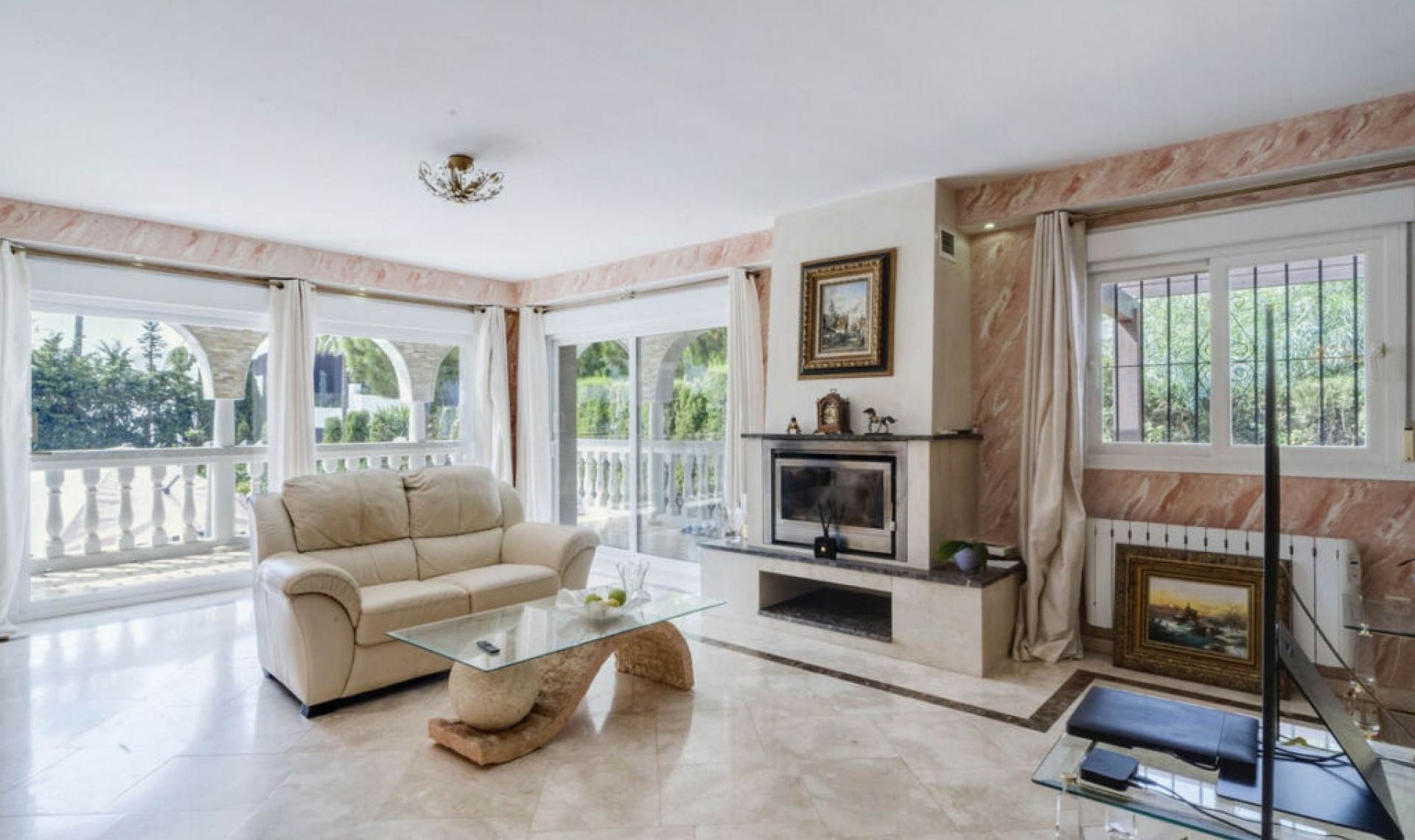Resale - House -
Carib Playa