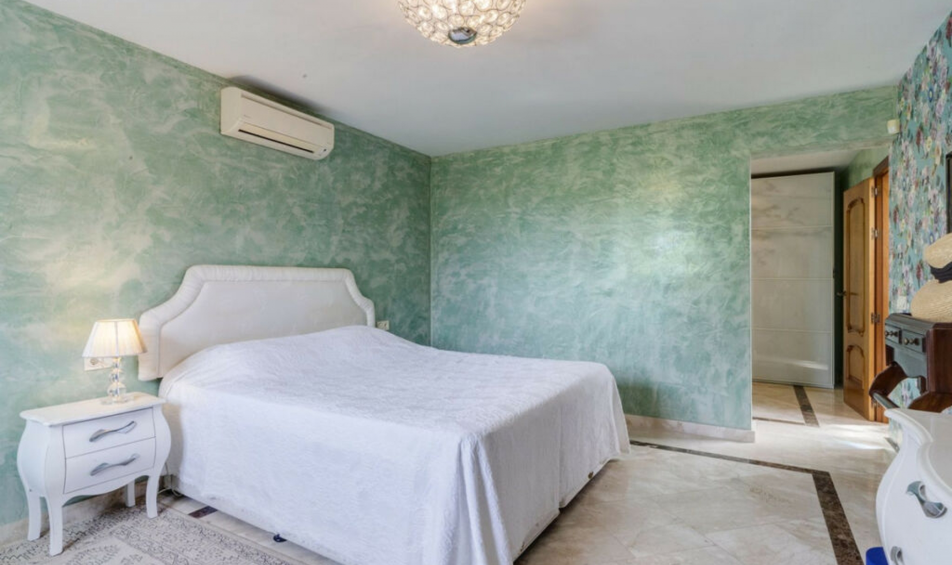 Resale - House -
Carib Playa