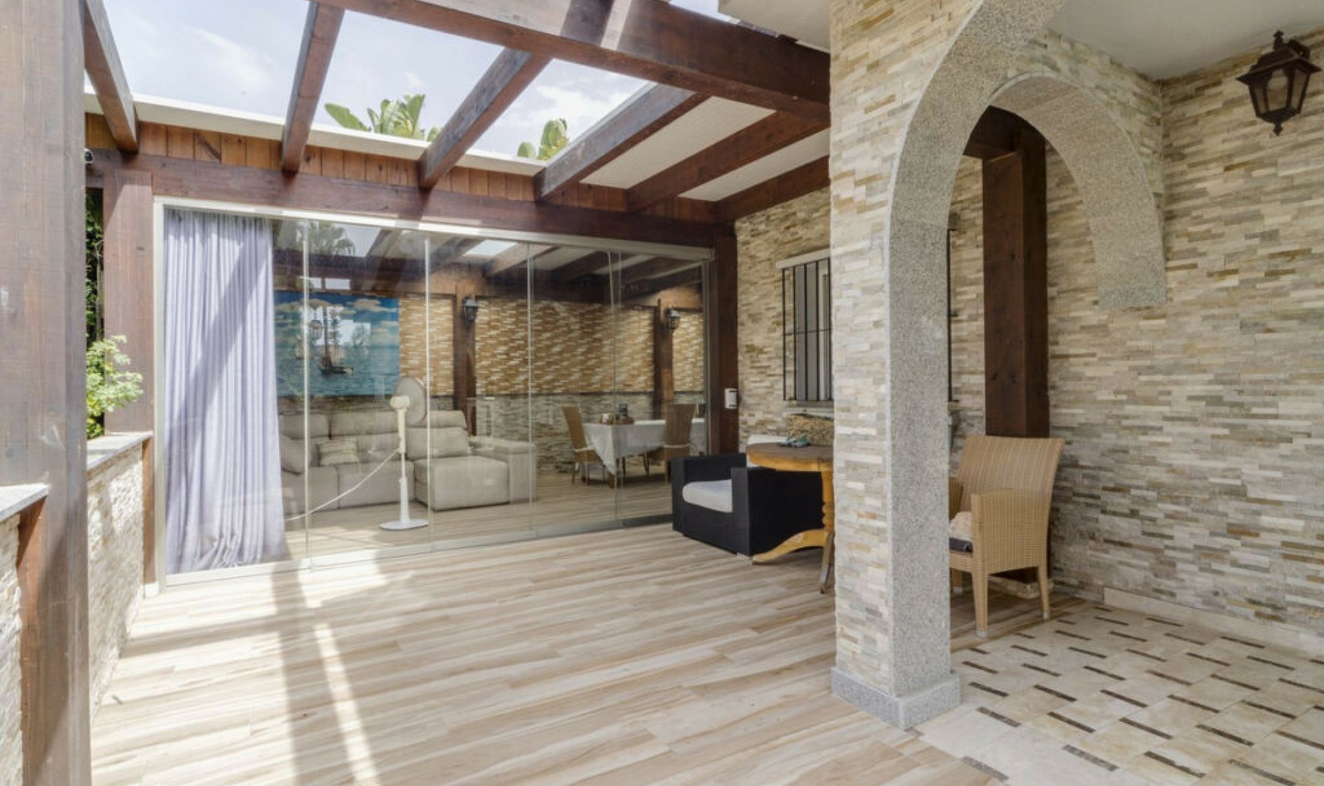 Resale - House -
Carib Playa