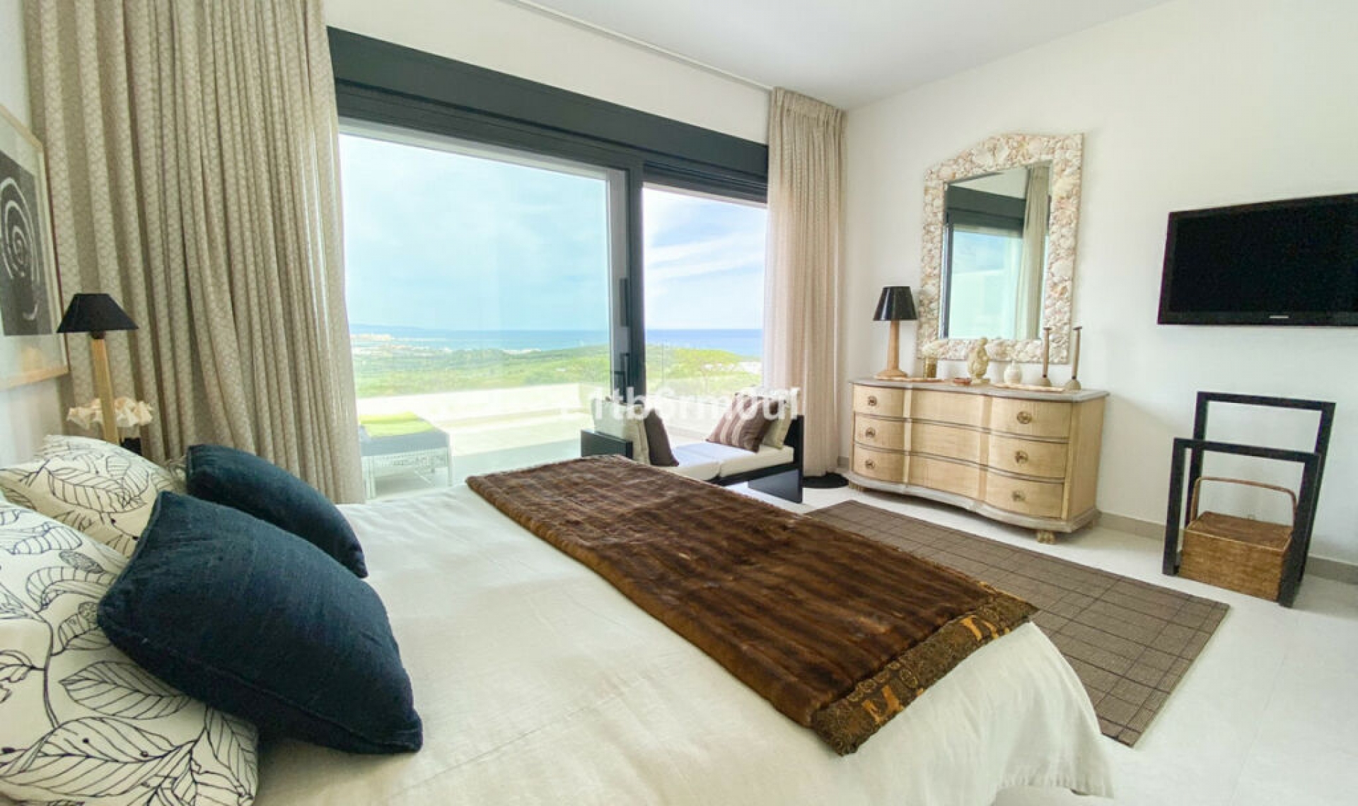 Resale - House -
Casares Playa