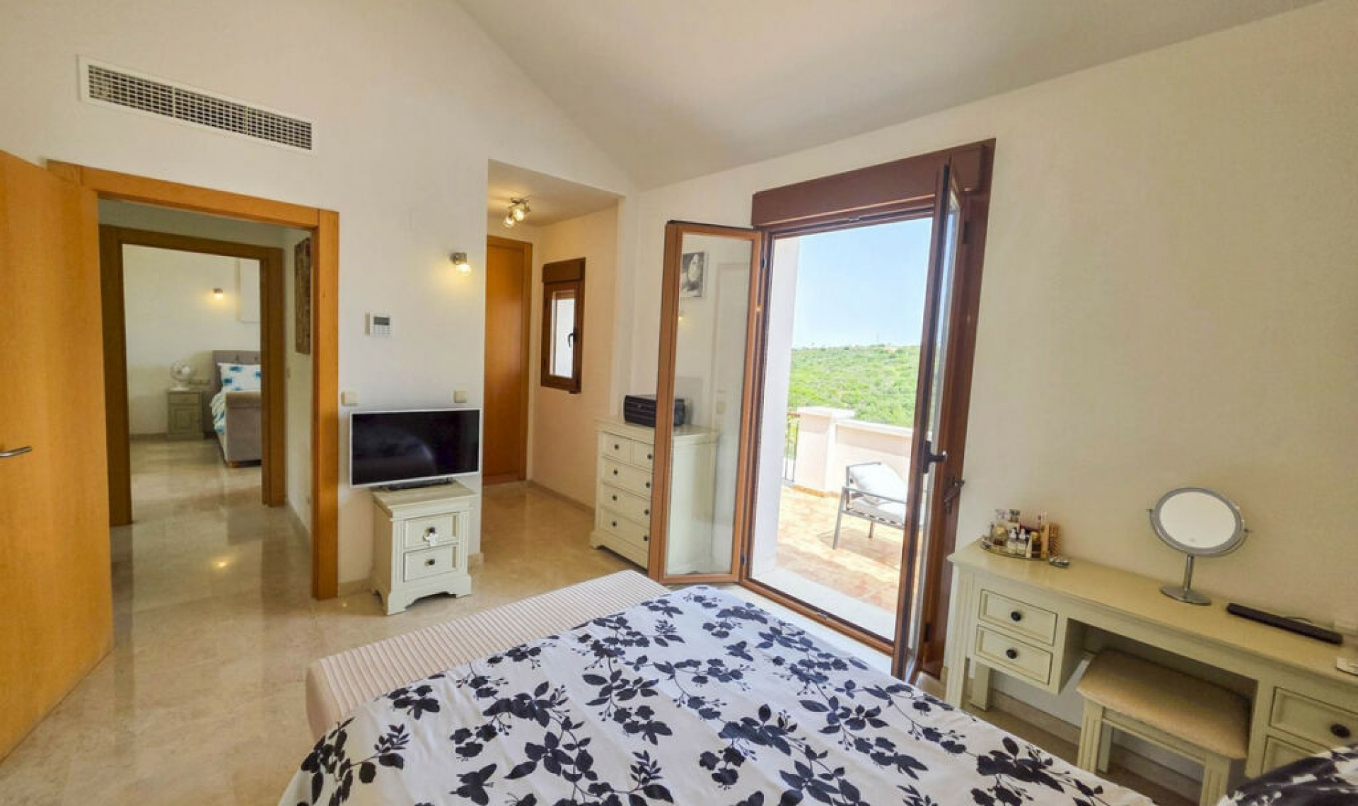 Resale - House -
Casares Playa