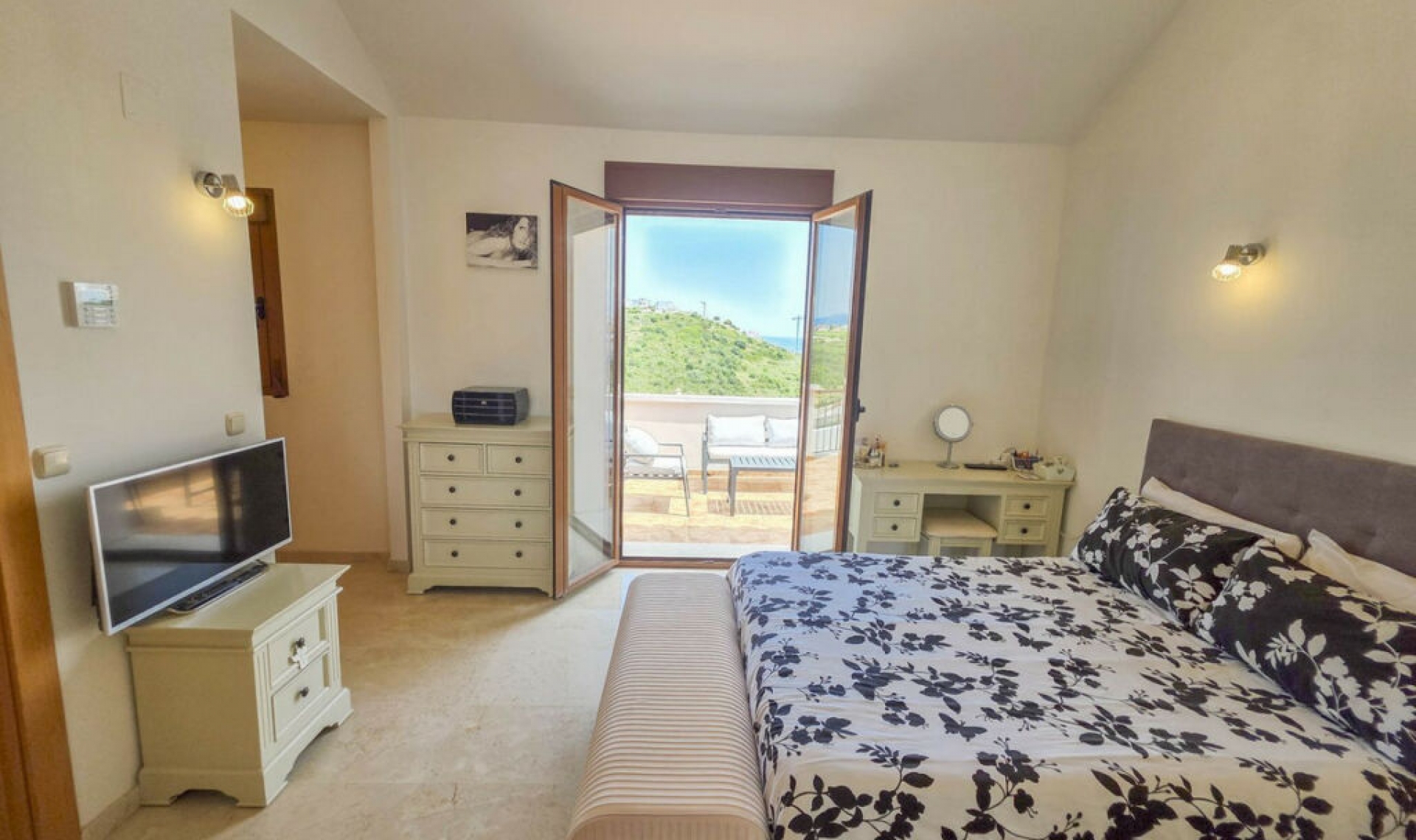 Resale - House -
Casares Playa