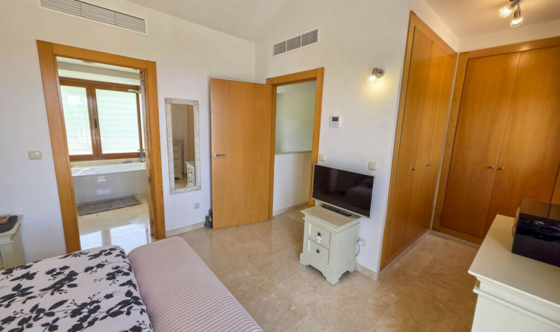 Resale - House -
Casares Playa