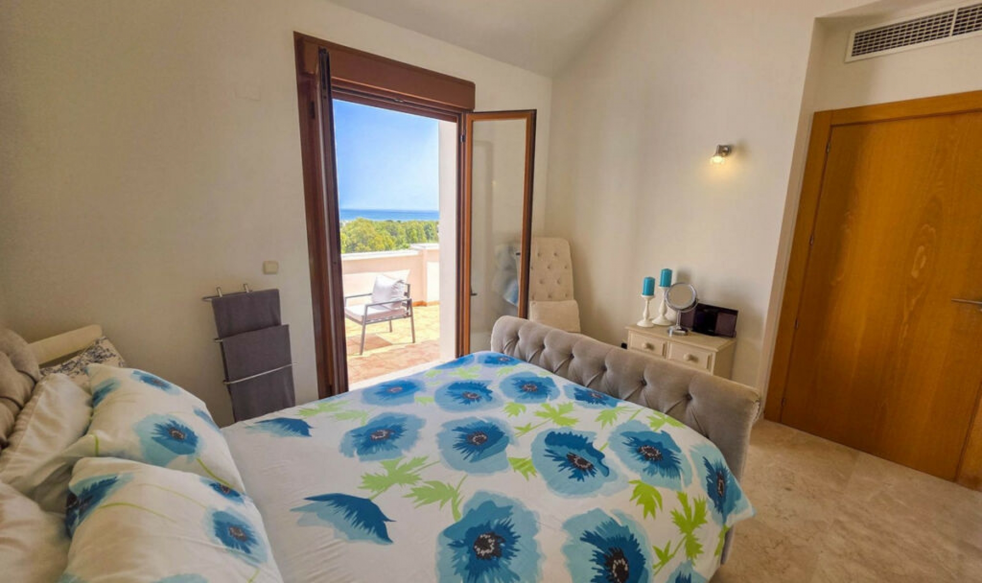 Resale - House -
Casares Playa