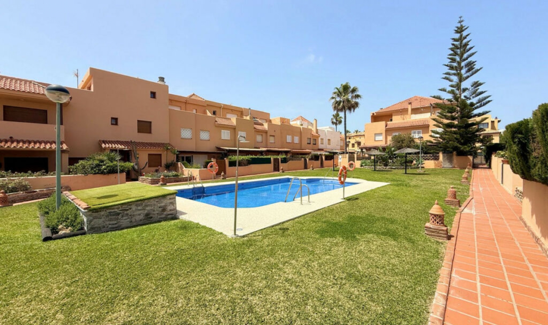 Resale - House -
Casares Playa