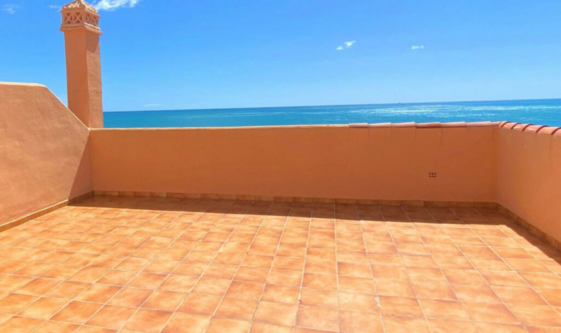 Resale - House -
Casares Playa