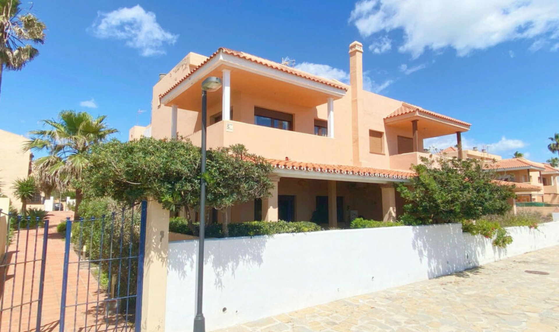 Resale - House -
Casares Playa