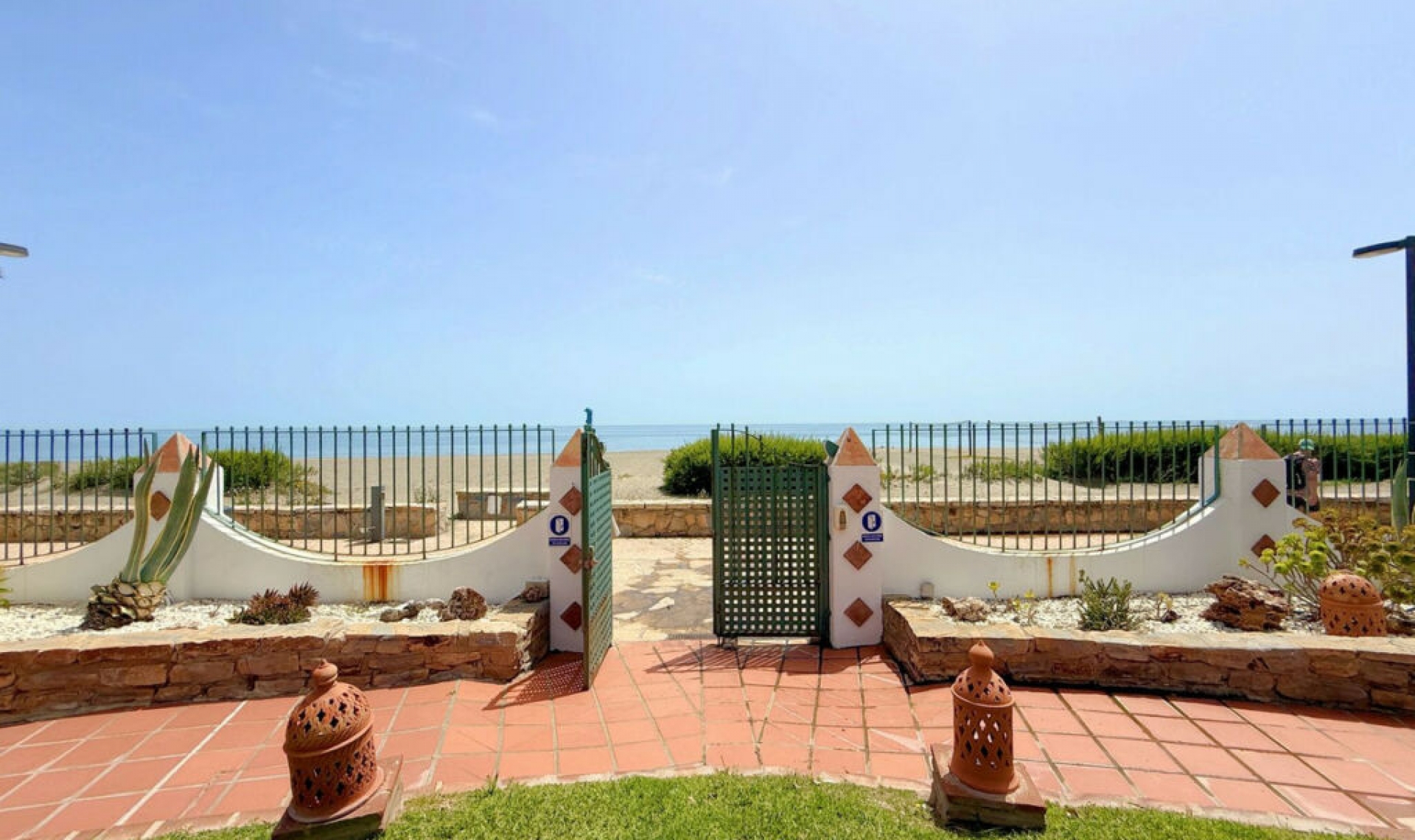 Resale - House -
Casares Playa