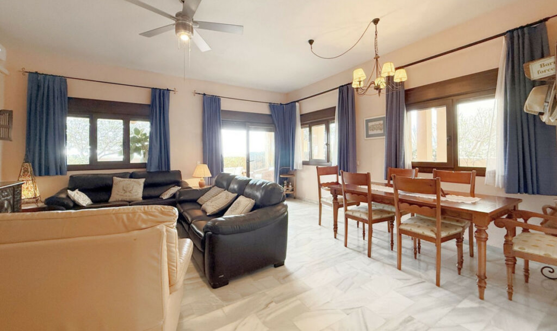 Resale - House -
Casares Playa