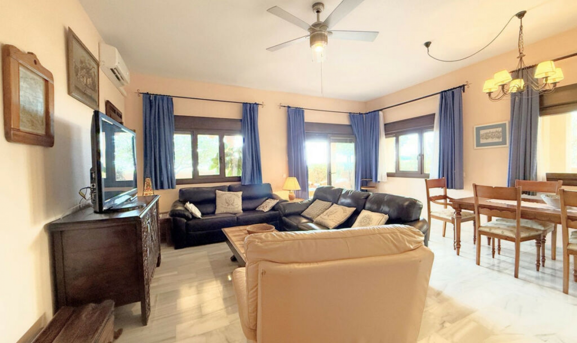 Resale - House -
Casares Playa