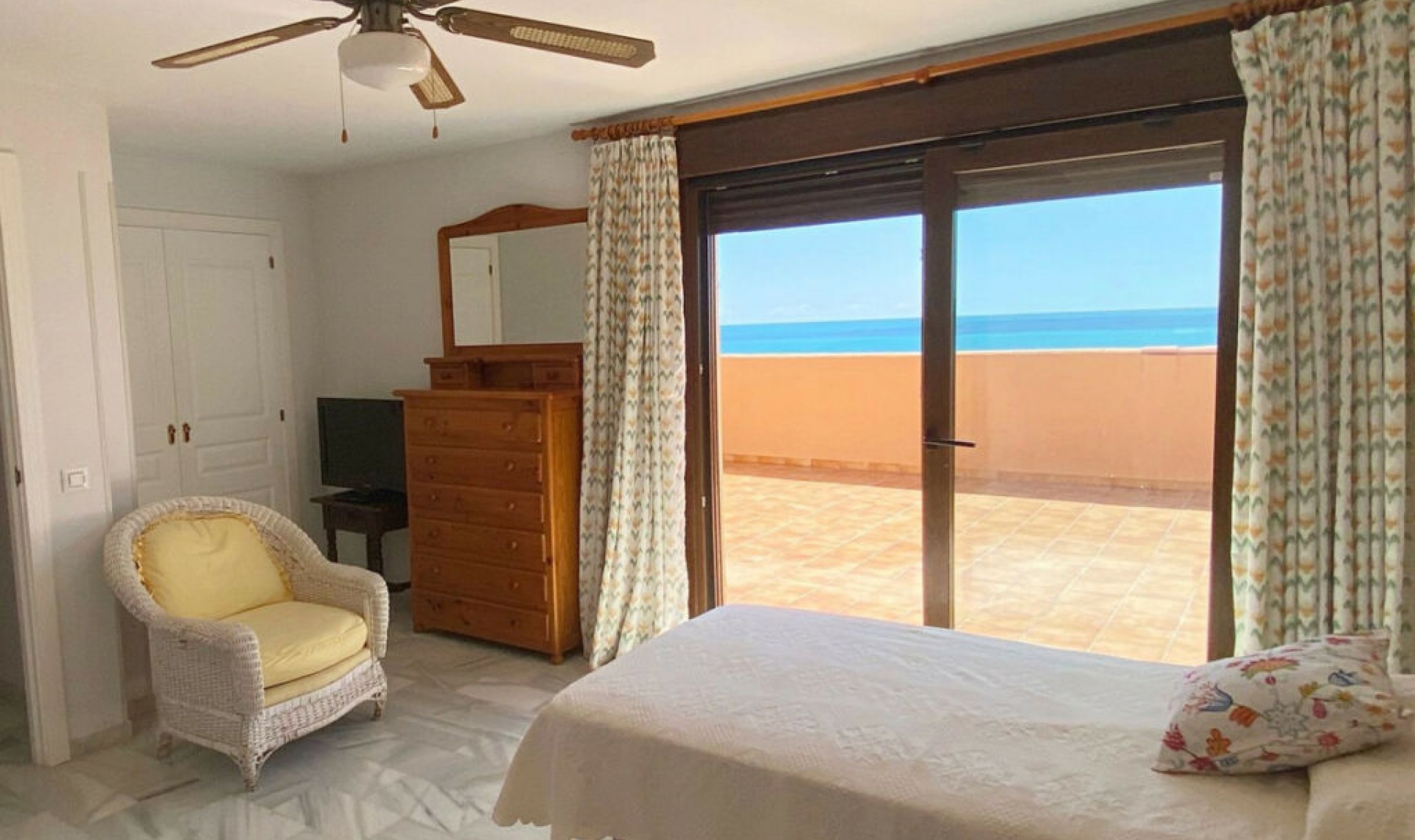 Resale - House -
Casares Playa