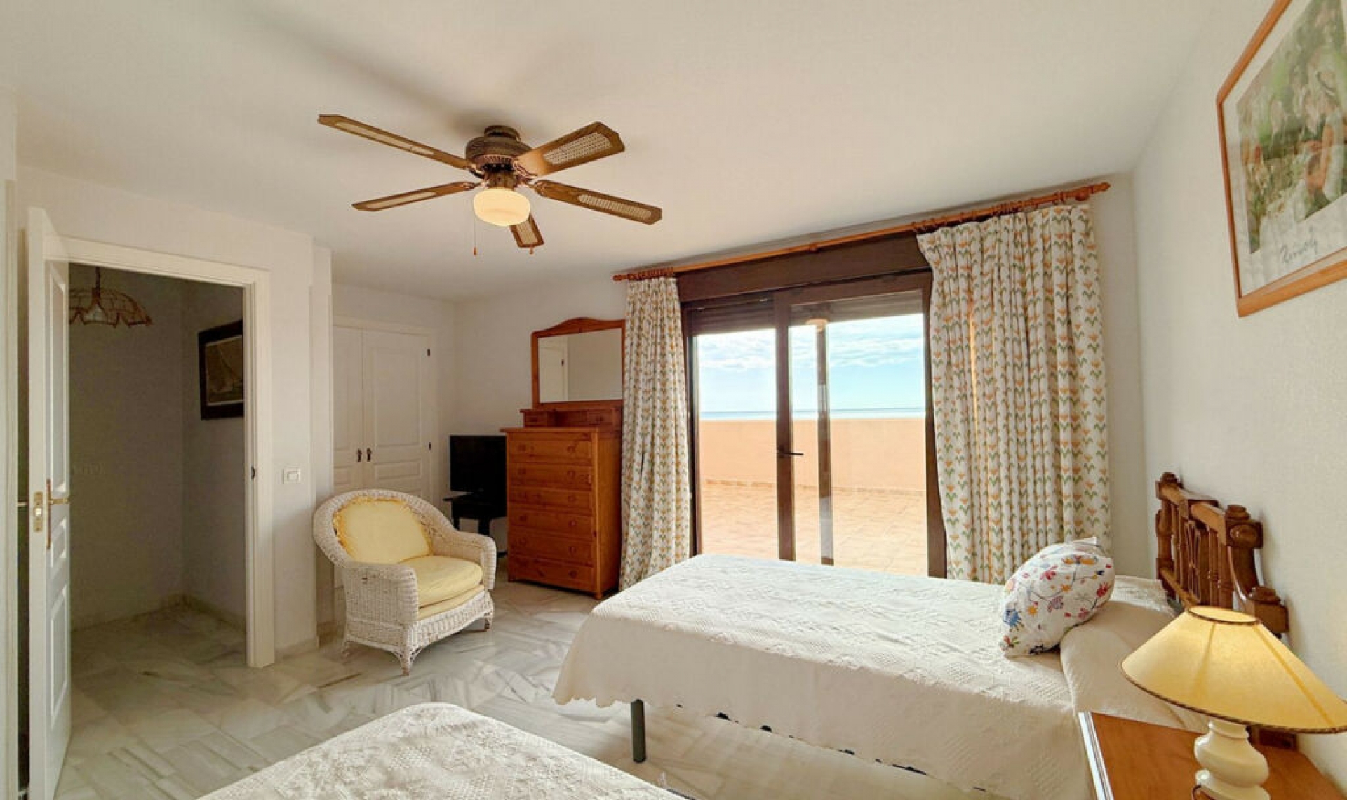 Resale - House -
Casares Playa
