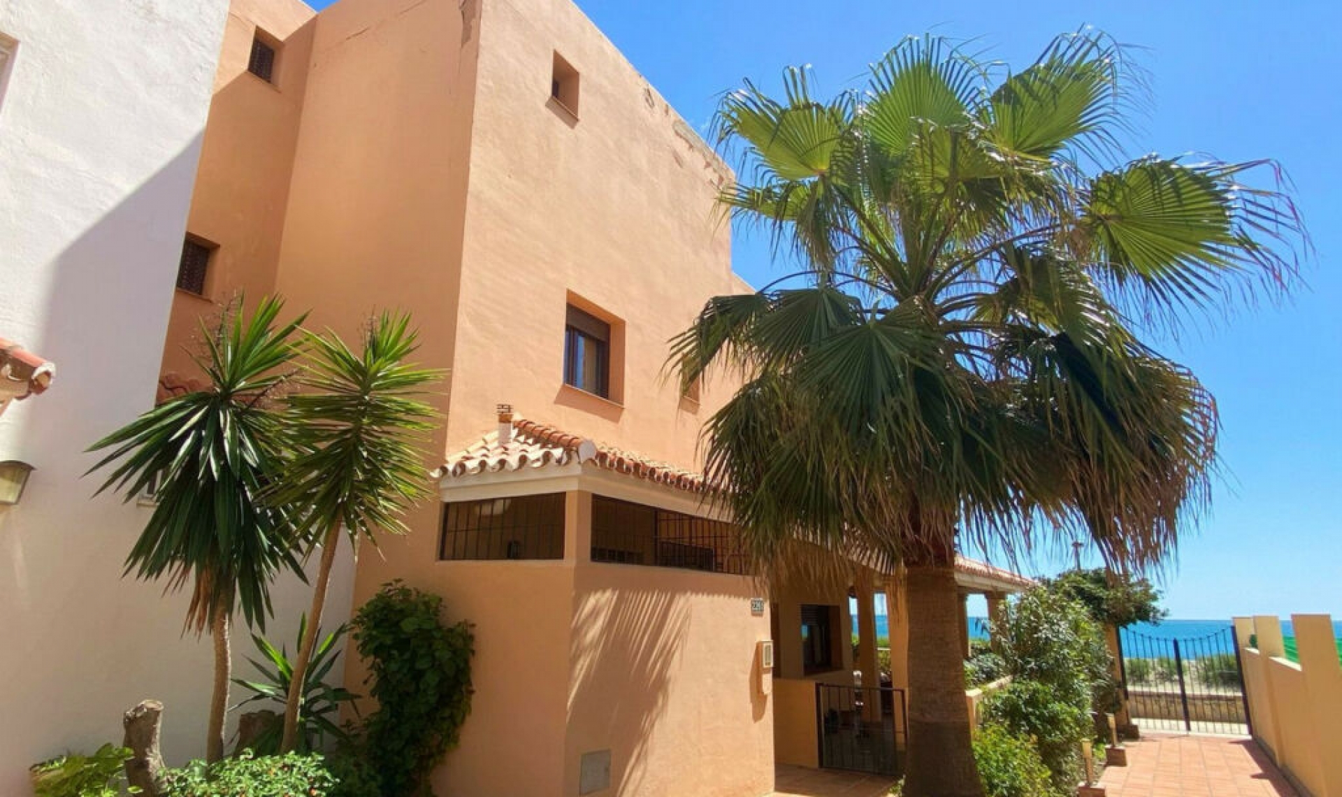 Resale - House -
Casares Playa
