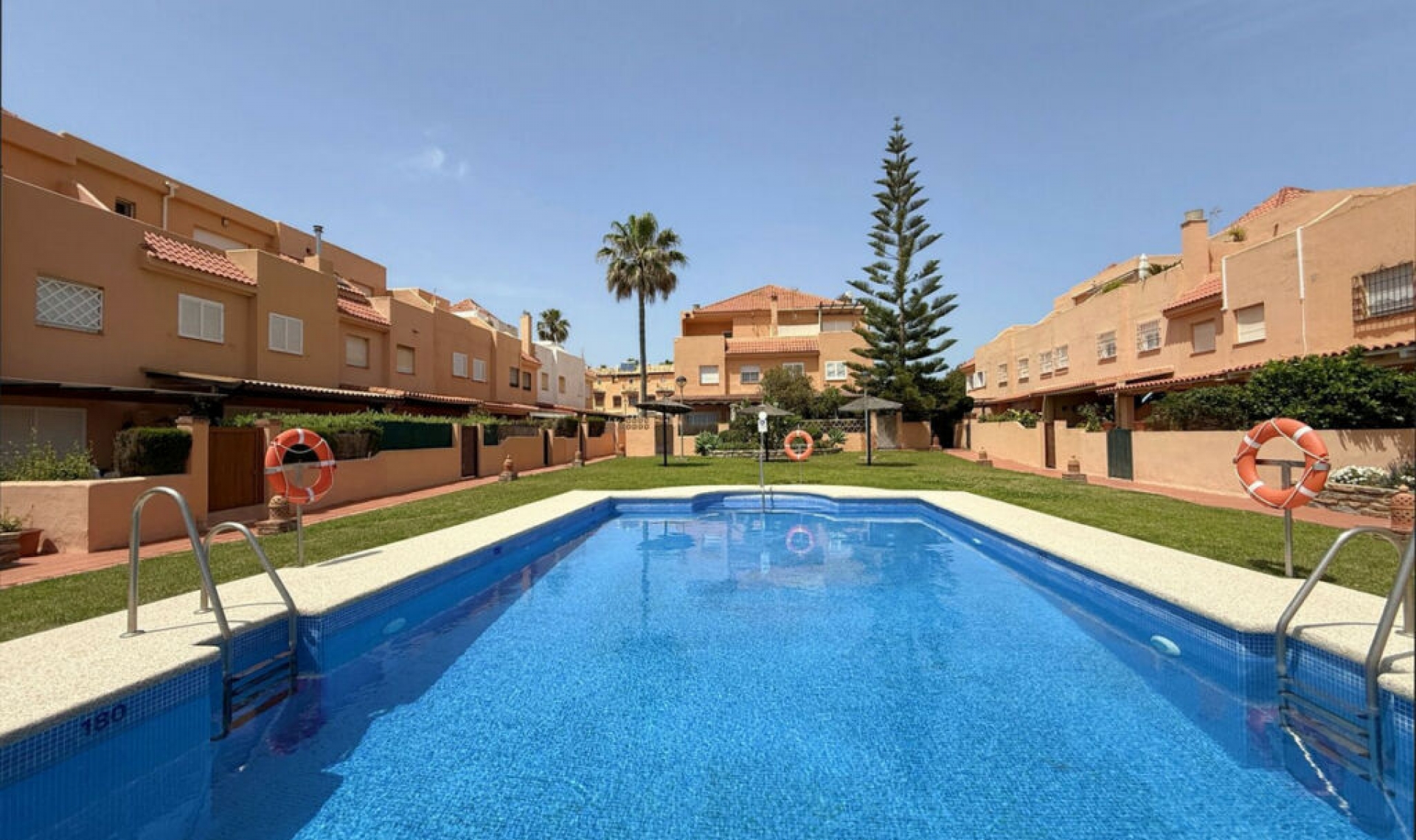 Resale - House -
Casares Playa