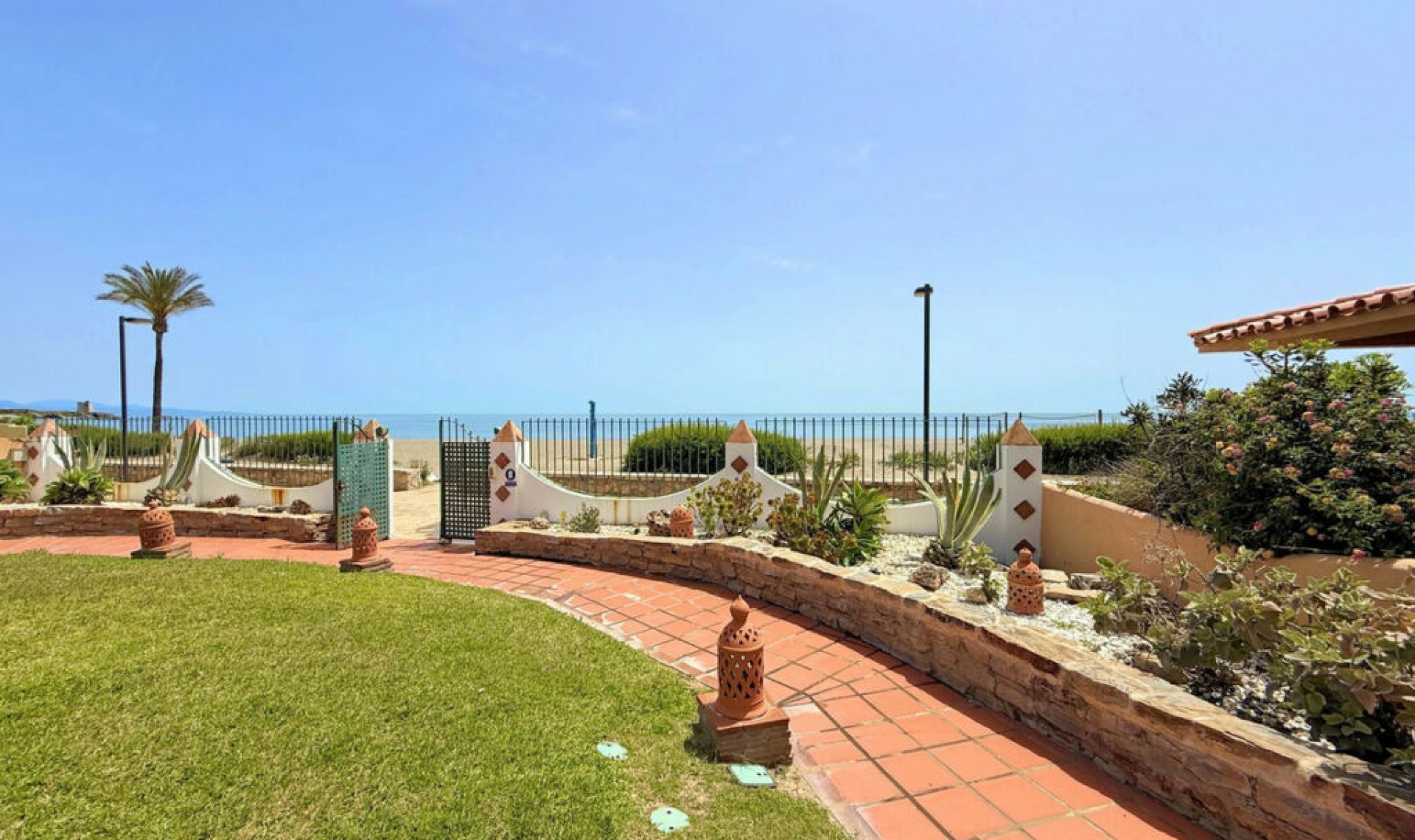 Resale - House -
Casares Playa