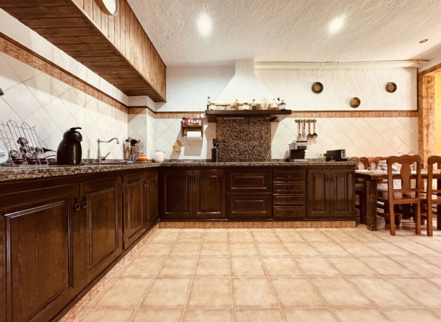 Resale - House -
Casares Playa