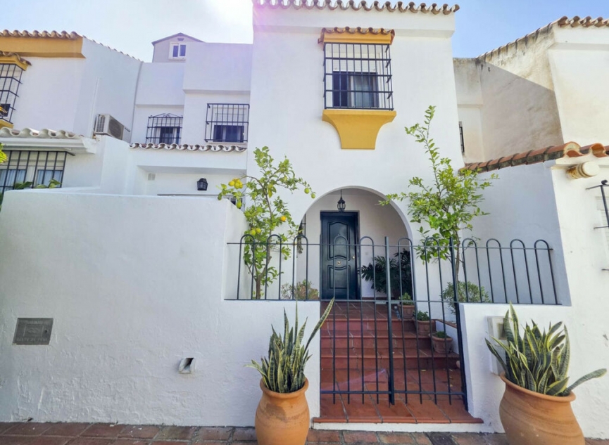 Resale - House -
Casares Playa