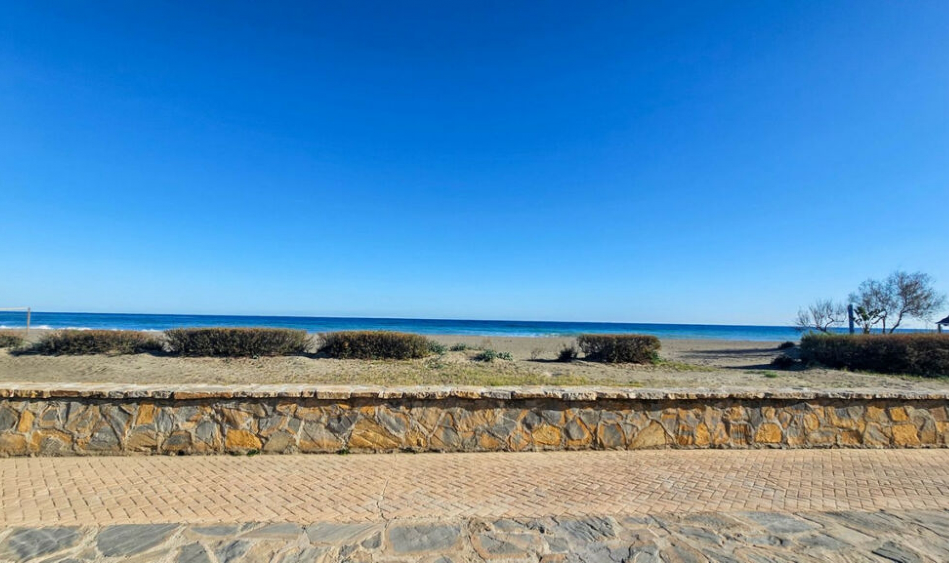Resale - House -
Casares Playa