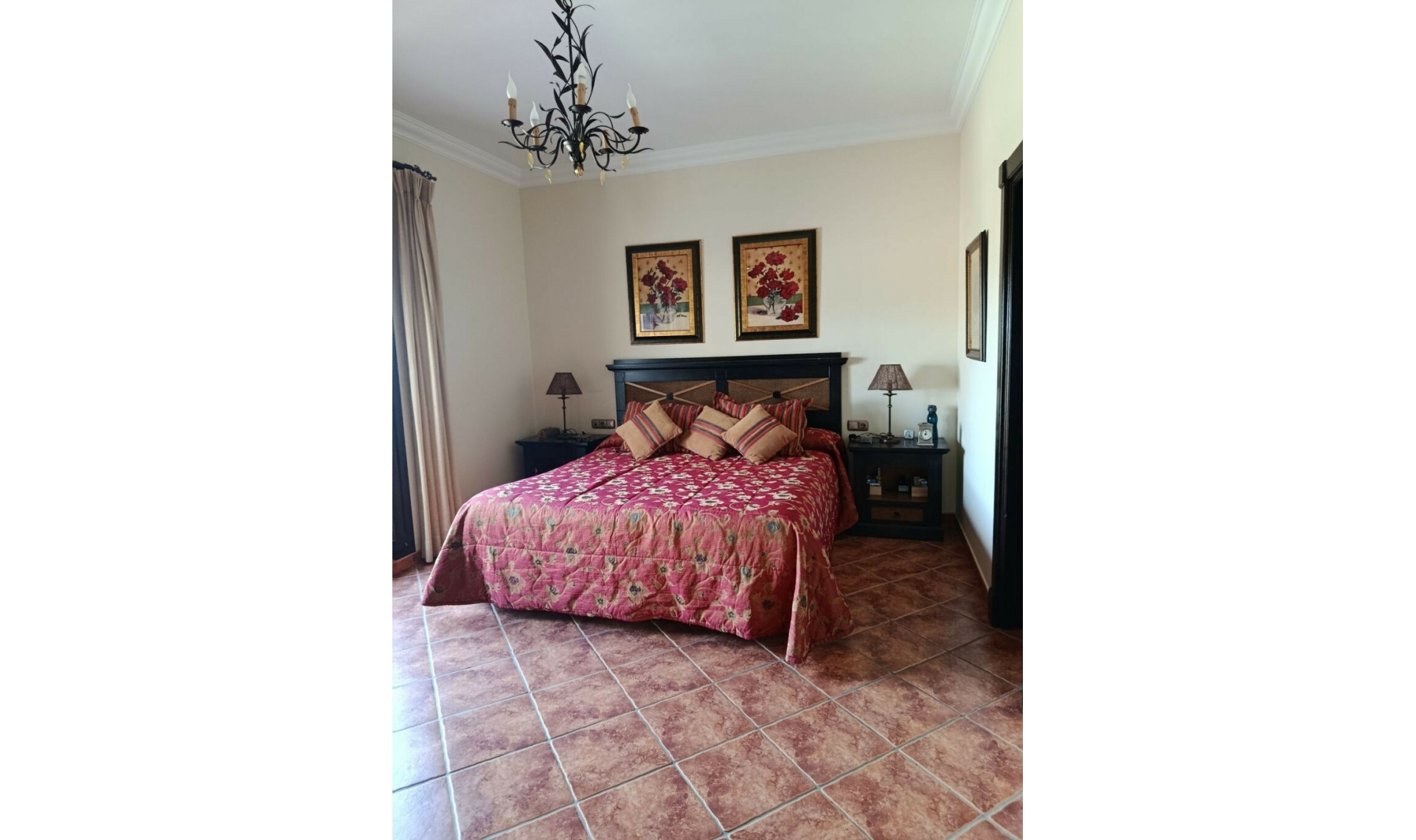 Resale - House -
Casares Playa