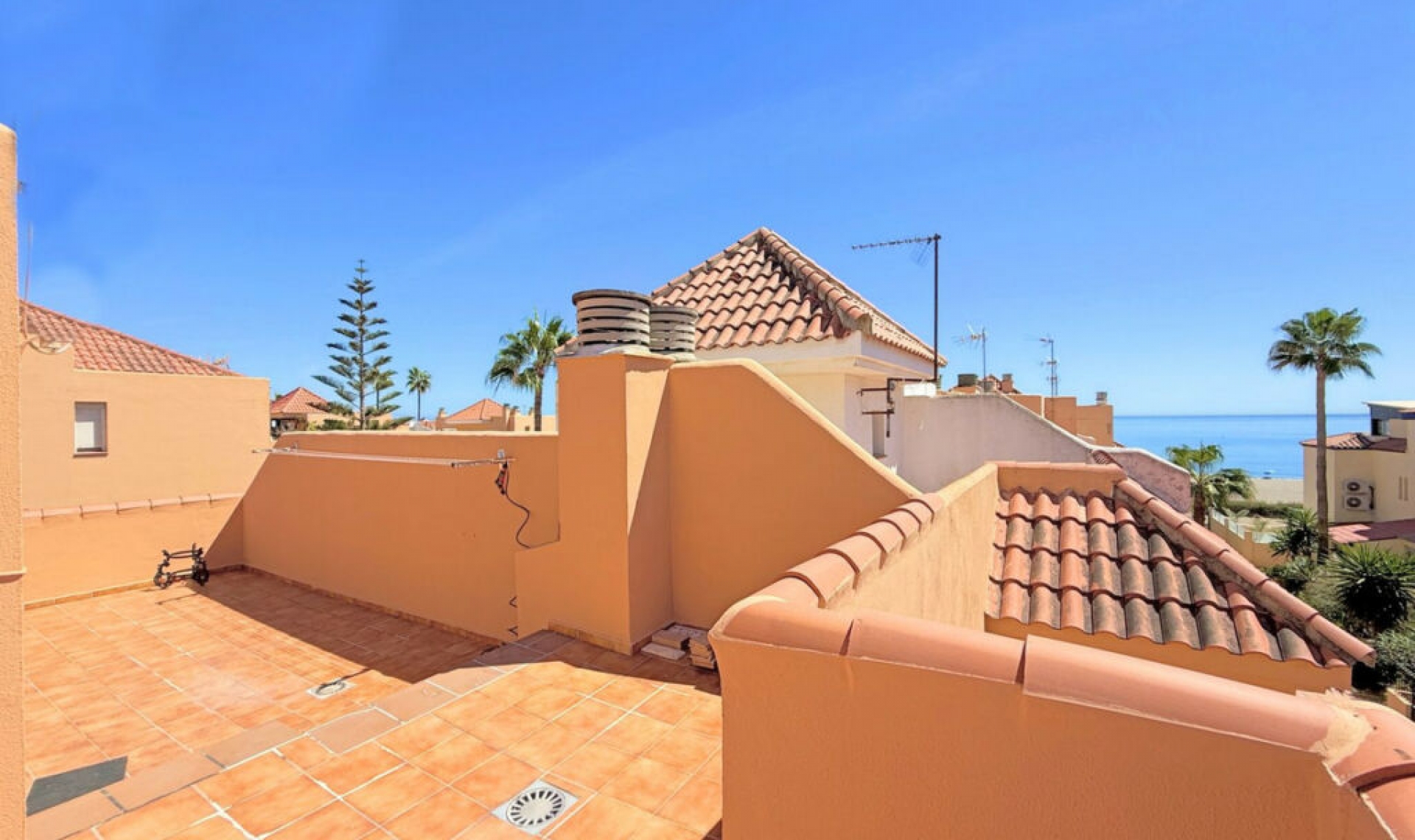 Resale - House -
Casares Playa