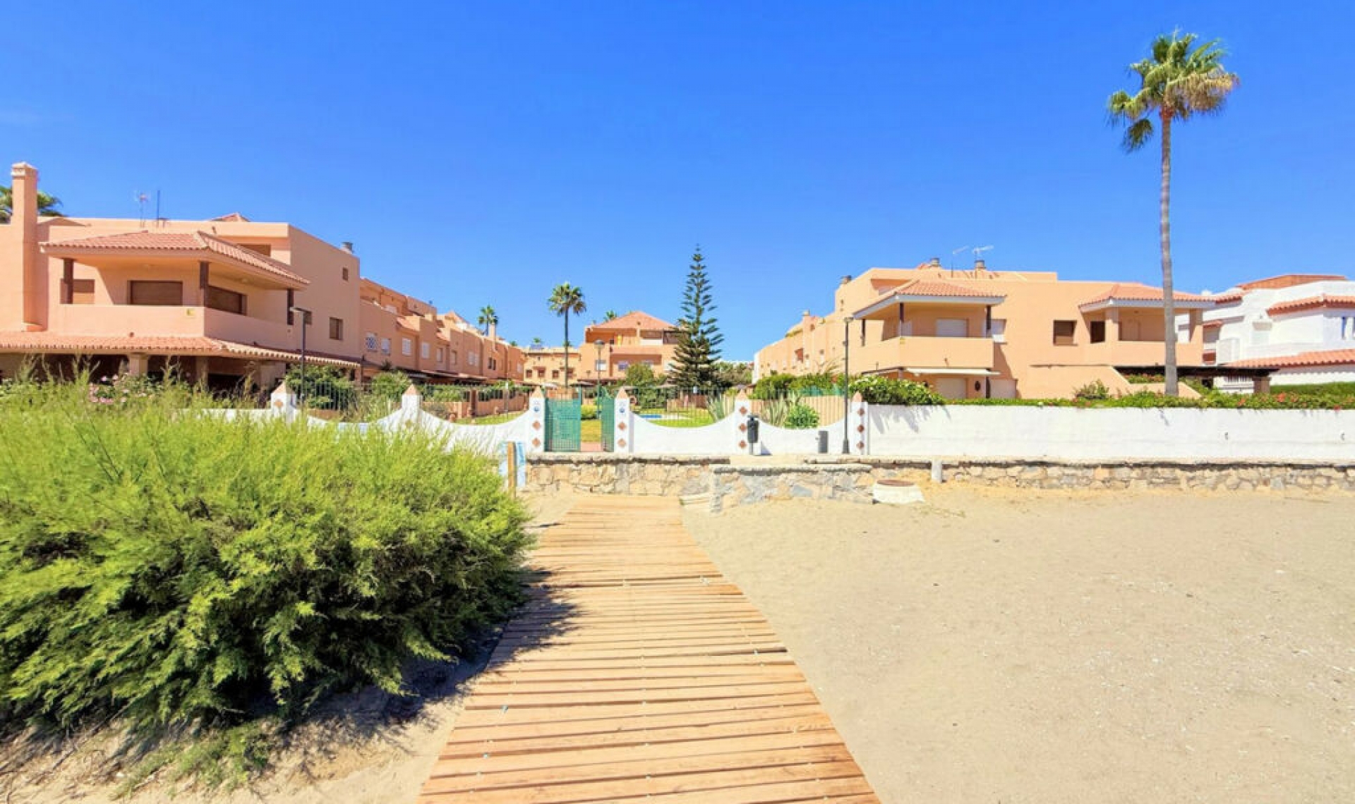 Resale - House -
Casares Playa