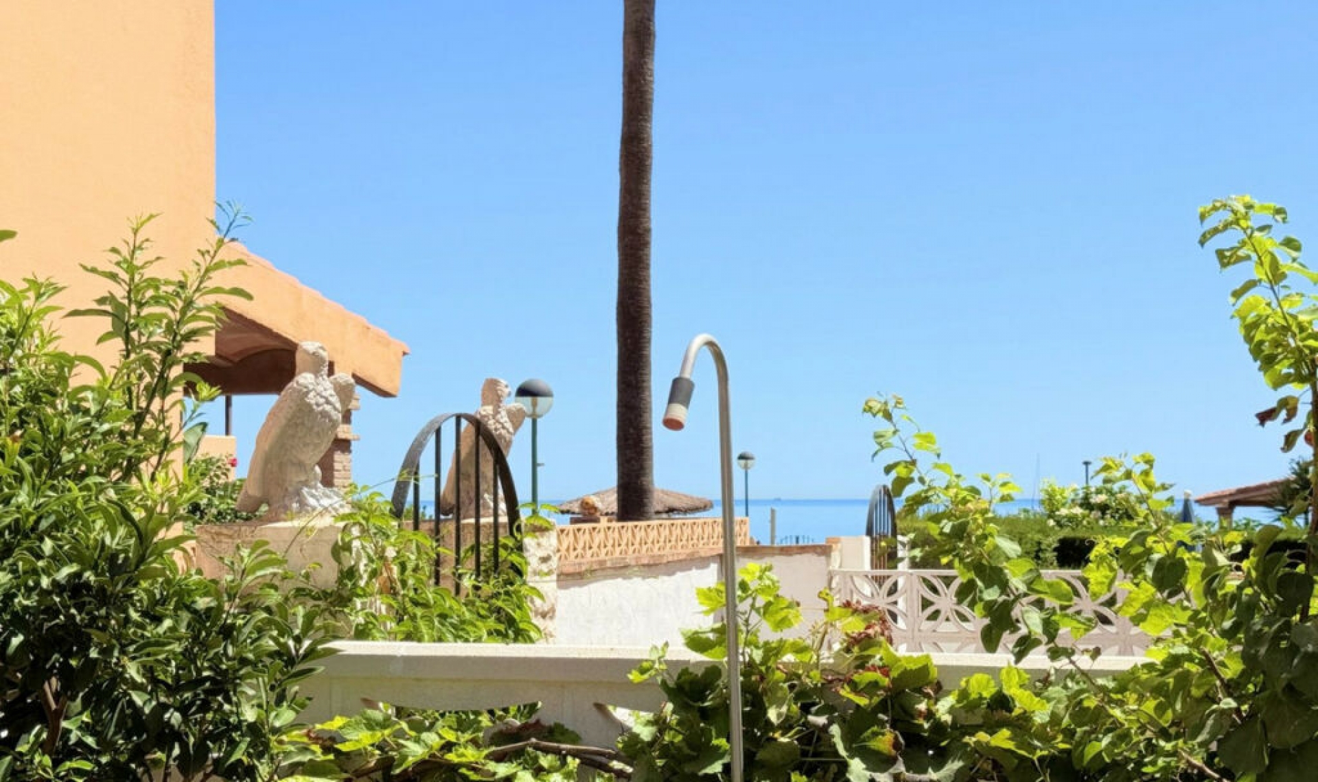 Resale - House -
Casares Playa