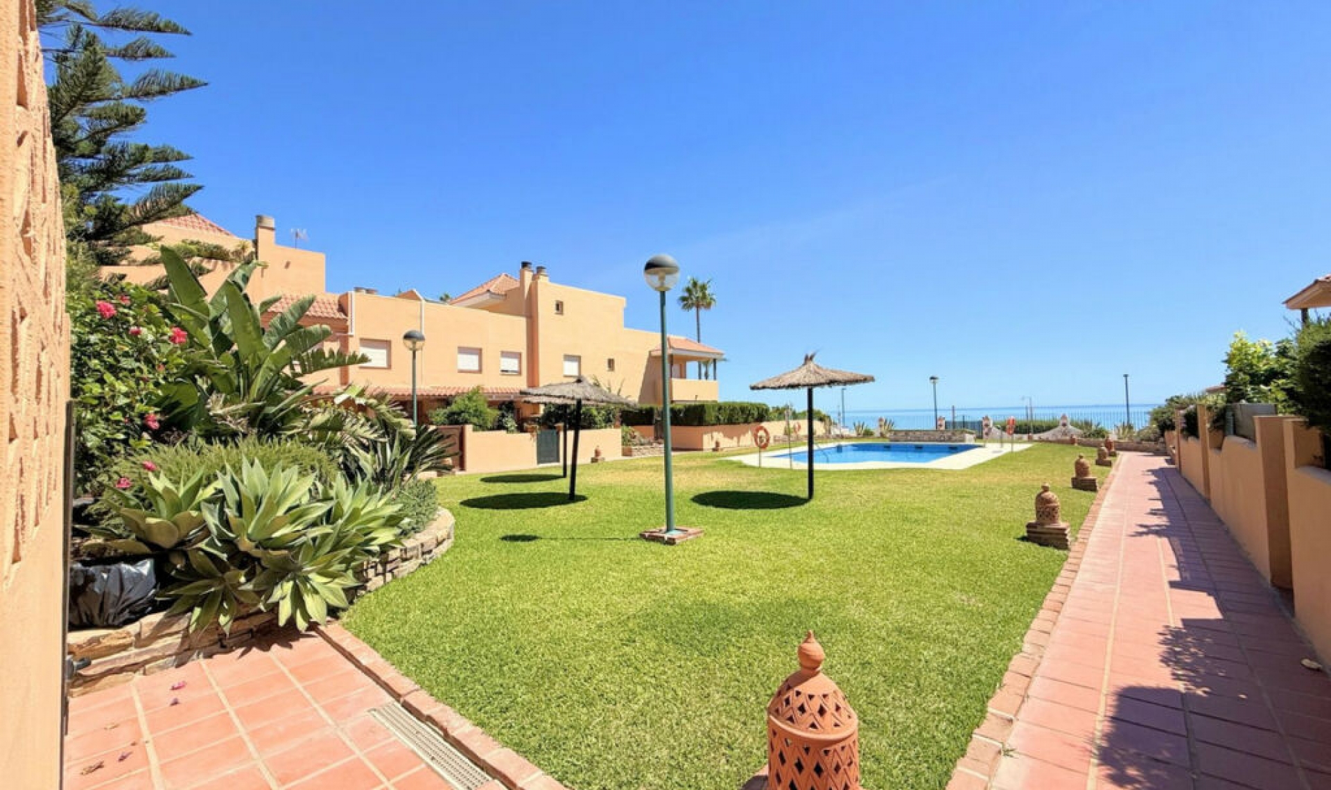 Resale - House -
Casares Playa