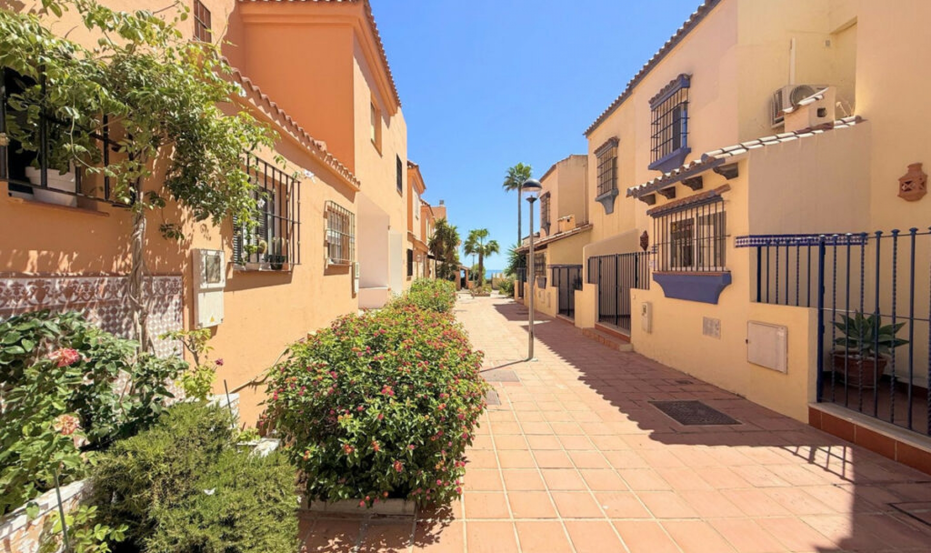 Resale - House -
Casares Playa